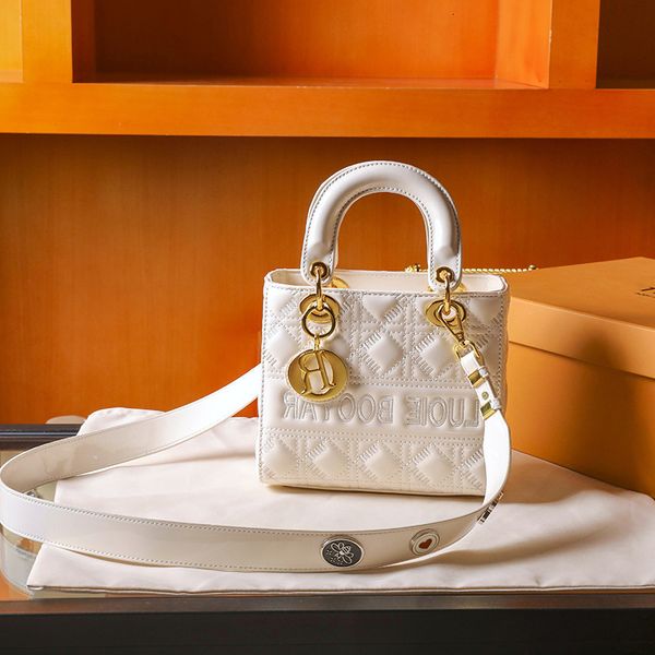 designer bags patent leather princess diana handbag female 2022 new fashion design sense minority foreign style handbag female lingge chain
designer bags patent leather princess diana handbag female 2022 new fashion design sense minority foreign style handbag female lingge chain