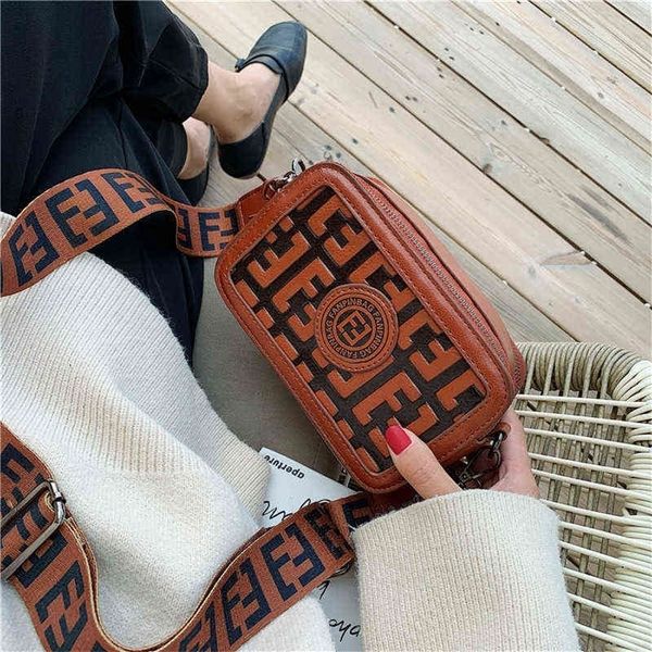 female fashion versatile messenger wide belt single camera 75% off factory sales 
female fashion versatile messenger wide belt single camera 75% off factory sales
