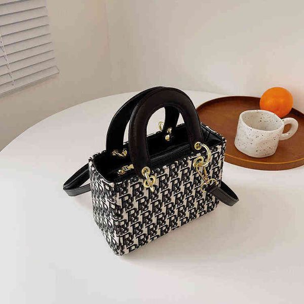 crossbody handbags high-quality retro women's autumn new high-grade messenger fashion one shoulder hand women's bags bag
crossbody handbags high-quality retro women's autumn new high-grade messenger fashion one shoulder hand women's bags bag