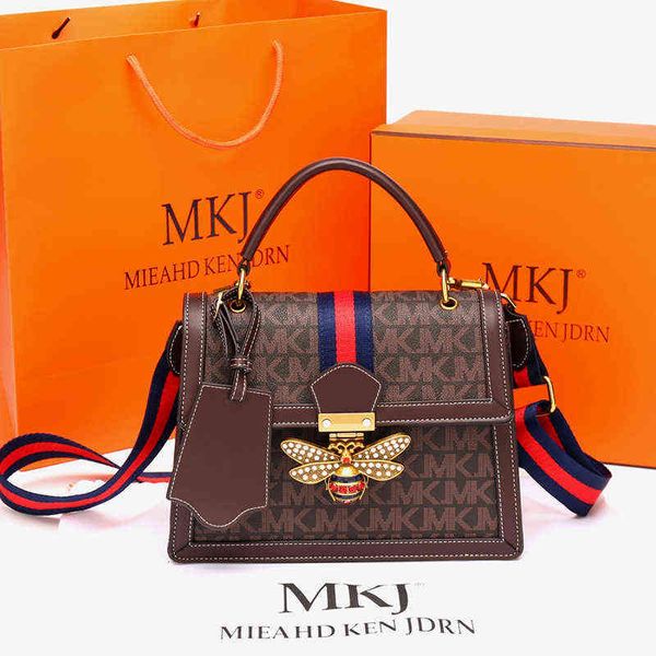 2022 spring and summer printed shoulder bag buckle bucket bag fashion versatile tassel high-grade sense menger
2022 spring and summer printed shoulder bag buckle bucket bag fashion versatile tassel high-grade sense menger