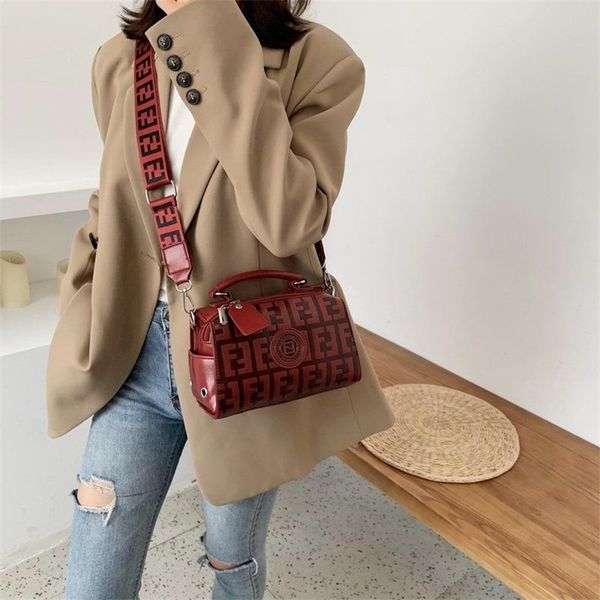retro small bag women's new versatile texture letter shoulder messenger boston bag bags_modeld3y5
retro small bag women's new versatile texture letter shoulder messenger boston bag bags_modeld3y5