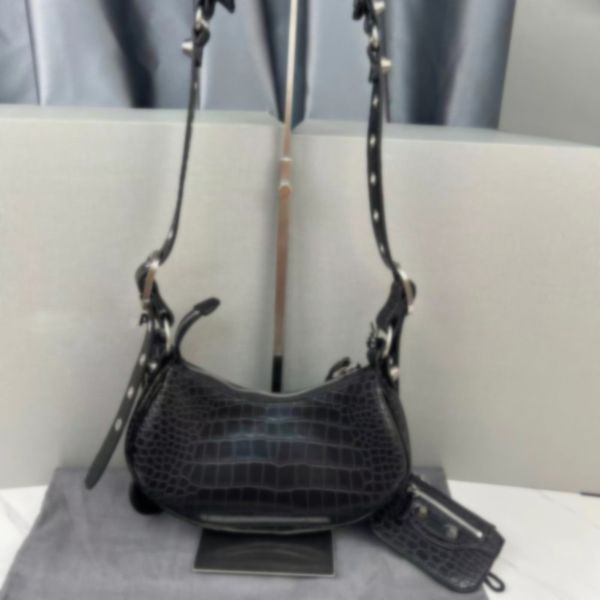 5a+ love three-in-one shoulder bag fashion leather solid color motorcycle bags handbag 7 colors 26cm
5a+ love three-in-one shoulder bag fashion leather solid color motorcycle bags handbag 7 colors 26cm