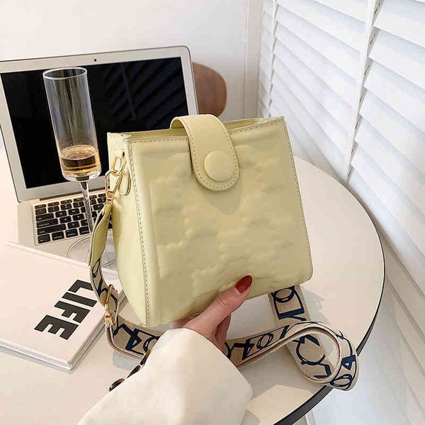 fashion luxury bag wholesale 2022 trend wide shoulder strap small simple women's single msenger
fashion luxury bag wholesale 2022 trend wide shoulder strap small simple women's single msenger