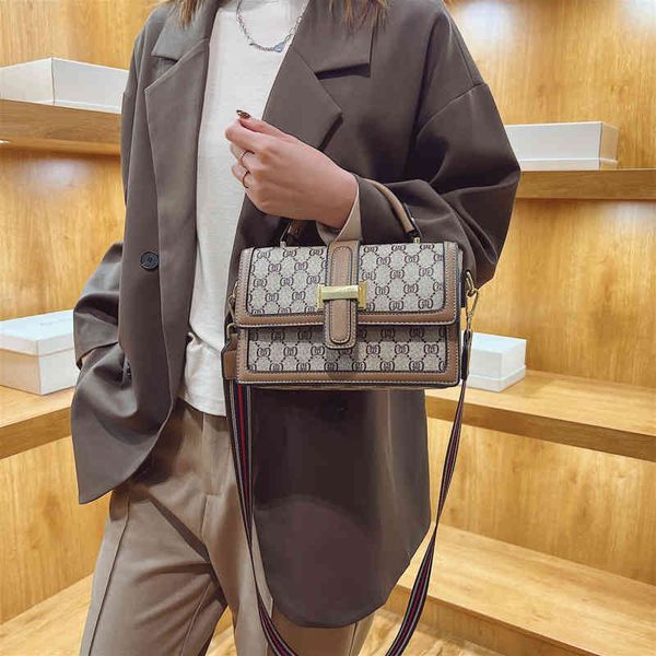 2022 new designer handbags version letter wide strap texture backpack single diagonal cross hand
2022 new designer handbags version letter wide strap texture backpack single diagonal cross hand