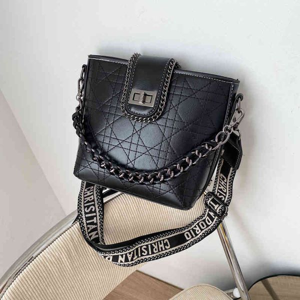 net red fashion bucket bag 2022 new leisure texture lock single shoulder oblique span small square bag
net red fashion bucket bag 2022 new leisure texture lock single shoulder oblique span small square bag