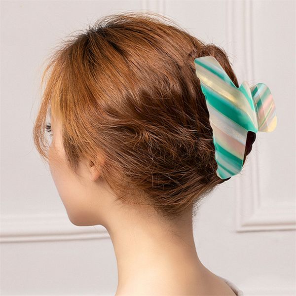 length 11 cm large trapezoid shaped hair clamp women splicing dazzle color acetic acid hair claw clips european female headdress geometric h, Slivery;golden
length 11 cm large trapezoid shaped hair clamp women splicing dazzle color acetic acid hair claw clips european female headdress geometric h, Slivery;golden