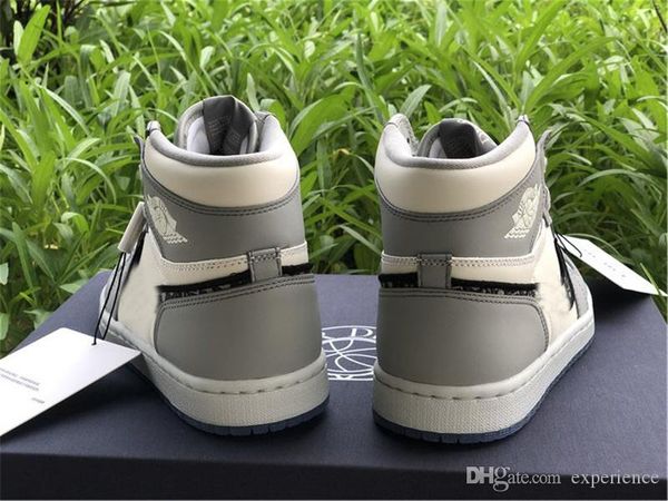 authentic 1 high og outdoor shoes men women 1s wolf grey sail pn dust white with original box bag cn8607-002
authentic 1 high og outdoor shoes men women 1s wolf grey sail pn dust white with original box bag cn8607-002
