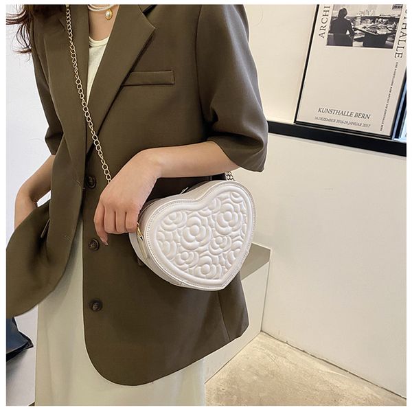 2022 spring fashion peach heart embossed round cake bag personality ins korean version messenger tide bag
2022 spring fashion peach heart embossed round cake bag personality ins korean version messenger tide bag