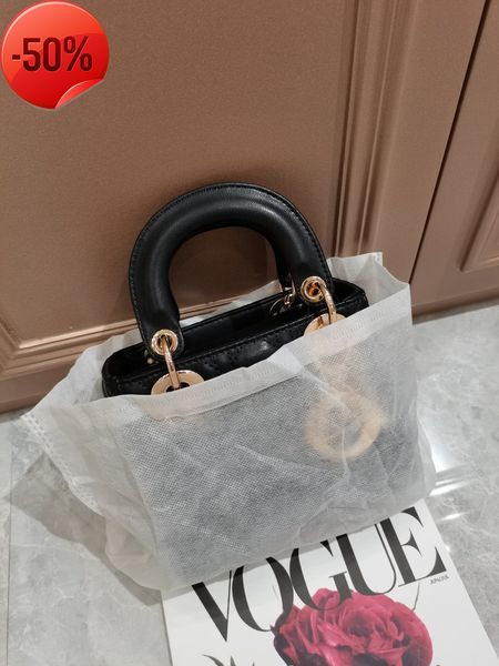 the factory directly wind imitation embroidered thread dai fei pu sheep pattern portable one shoulder msenger bag is popular fashionable
the factory directly wind imitation embroidered thread dai fei pu sheep pattern portable one shoulder msenger bag is popular fashionable