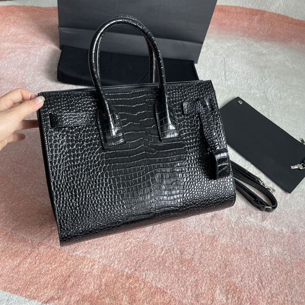 2022 fashion luxury design women snakeskin organ tote bags mens european handbags large capacity lapbag ladies crossbody shoulder purse blac
2022 fashion luxury design women snakeskin organ tote bags mens european handbags large capacity lapbag ladies crossbody shoulder purse blac