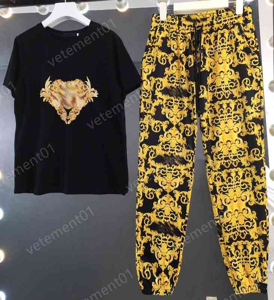 womens two piece pants chest graphic print short-sleeved t-shirt with gold logo trousers 2 piece sets luxury designer tracksuits women cloth, White
womens two piece pants chest graphic print short-sleeved t-shirt with gold logo trousers 2 piece sets luxury designer tracksuits women cloth, White