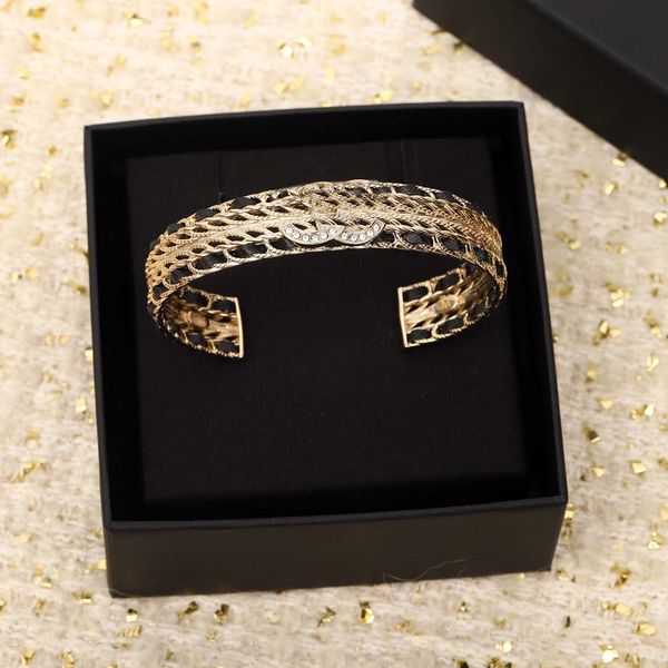 2022 charm opened bracelet with diamond and black genuine leather in 18k gold plated for women wedding jewelry gift have box stamp ps4005, Golden;silver
2022 charm opened bracelet with diamond and black genuine leather in 18k gold plated for women wedding jewelry gift have box stamp ps4005, Golden;silver