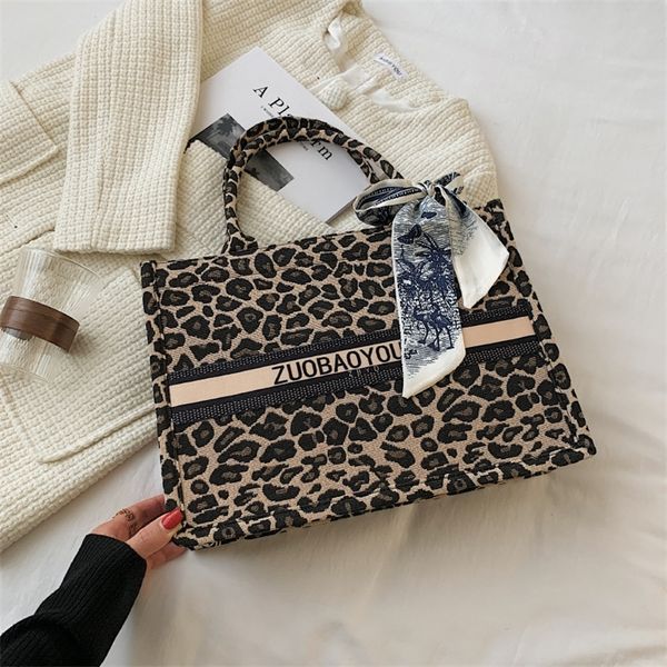 2022 factory discounts autumn women's texture lock fashion hand single shoulder armpit small square bag
2022 factory discounts autumn women's texture lock fashion hand single shoulder armpit small square bag