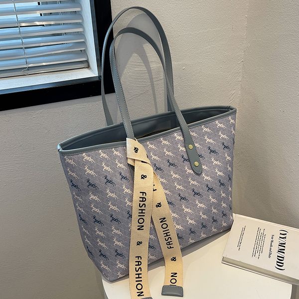 2022 new summer versatile shoulder bag premium texture tote bag for work and commute
2022 new summer versatile shoulder bag premium texture tote bag for work and commute