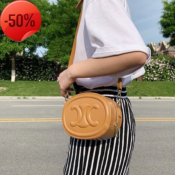 factory directly new lisa same triumphal arch moon cake portable leather single shoulder msenger pink small round bag designer bags
factory directly new lisa same triumphal arch moon cake portable leather single shoulder msenger pink small round bag designer bags