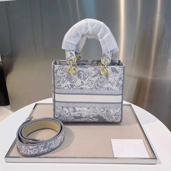 2022 designer bags dai fei bag women crossbody square handbag large capacity high-grade lady wallet small and exquisite design
2022 designer bags dai fei bag women crossbody square handbag large capacity high-grade lady wallet small and exquisite design