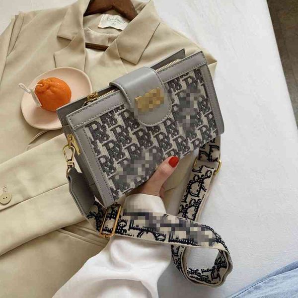 classic new women's single shoulder messenger texture style wide shoulder strap small square bag fashion this year handbags
classic new women's single shoulder messenger texture style wide shoulder strap small square bag fashion this year handbags