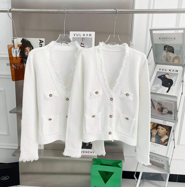 women's t-shirt designer mo family ~ new fashionable white small fragrance coat metal buckle v-neck woolen grain wool knitted cardigan
women's t-shirt designer mo family ~ new fashionable white small fragrance coat metal buckle v-neck woolen grain wool knitted cardigan