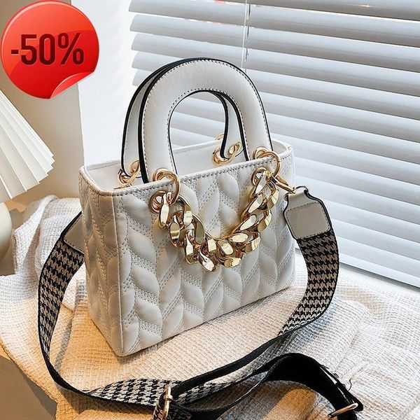 the factory directly summer small women's 2022 new fashion msenger summer dign portable princs bag
the factory directly summer small women's 2022 new fashion msenger summer dign portable princs bag