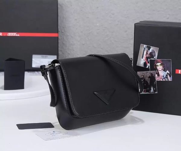 handbag for both men and women luxurys designers genuine leather bags the single shoulder 20cm, Black;red
handbag for both men and women luxurys designers genuine leather bags the single shoulder 20cm, Black;red