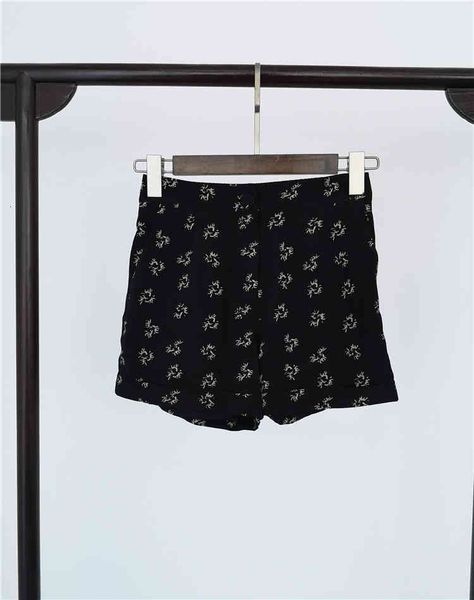 women's shorts style beautiful explosion mulberry silk printing elastwaist casual and versatile shorts for women, White;black
women's shorts style beautiful explosion mulberry silk printing elastwaist casual and versatile shorts for women, White;black