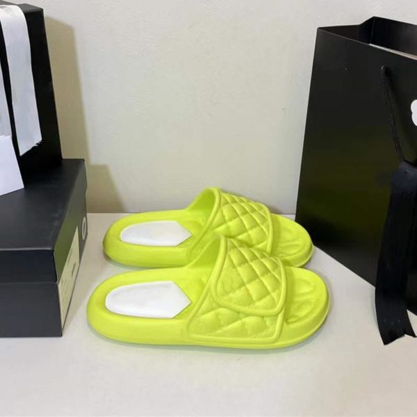 2022 luxury designer women slides slippers exquisite checkered slip-on flat soled daily home indoor casual shoes scuffs summer beach ladies, Black
2022 luxury designer women slides slippers exquisite checkered slip-on flat soled daily home indoor casual shoes scuffs summer beach ladies, Black