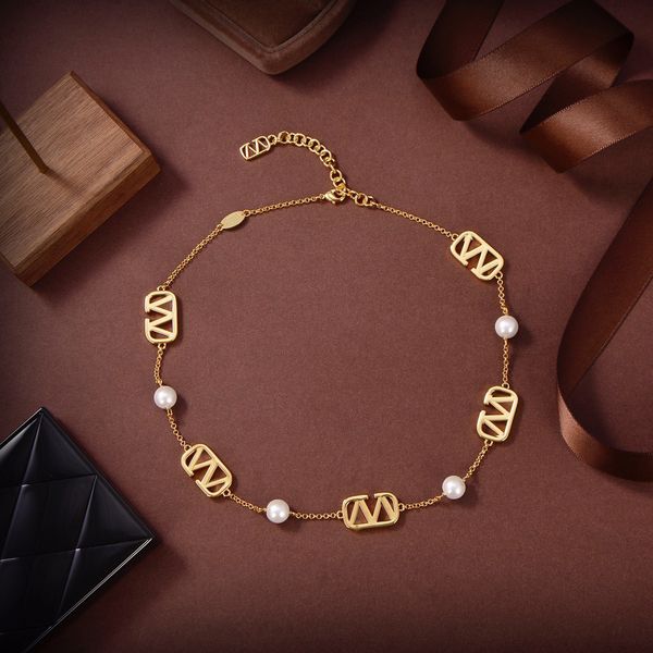 luxury designer v pendant necklace letter necklaces choker bracelet fashion woman pearl bracelets classic jewelry popularity women, Golden;silver
luxury designer v pendant necklace letter necklaces choker bracelet fashion woman pearl bracelets classic jewelry popularity women, Golden;silver