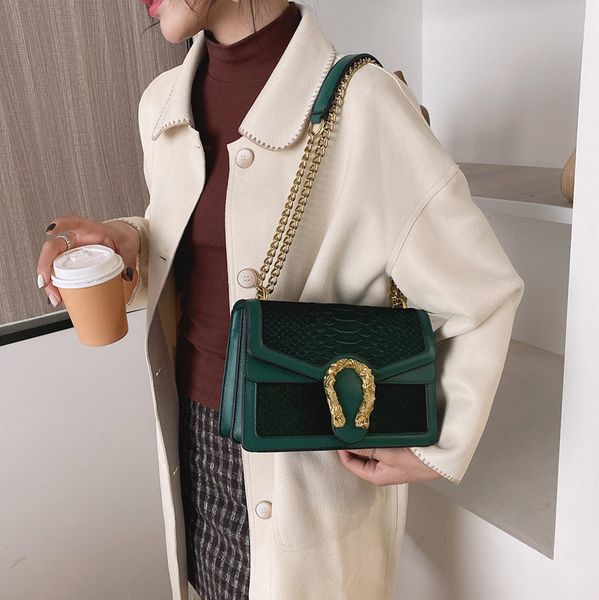 factory outletwomen handbag streets fashion alligator chain bag winter flannel messenger bags street trend contrast leather handbags, Black;red
factory outletwomen handbag streets fashion alligator chain bag winter flannel messenger bags street trend contrast leather handbags, Black;red