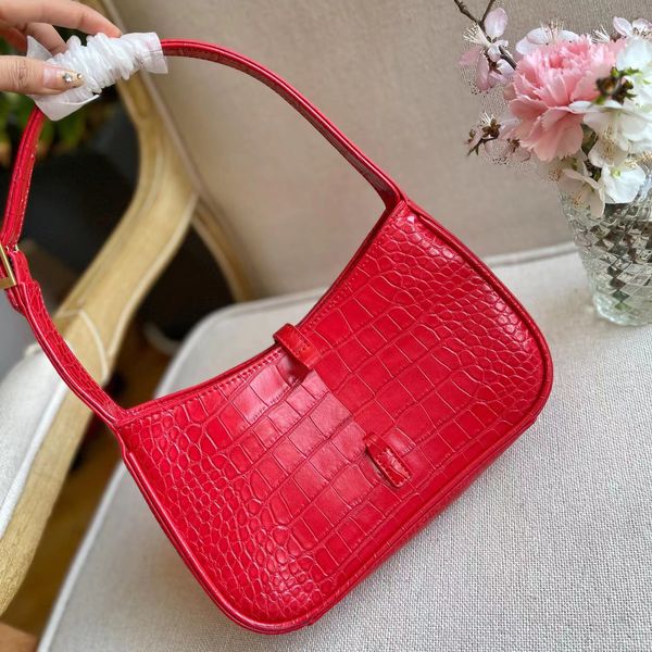 2022luxurys designers bags fashion women armpit bag classic solid leather metal letters handbag lady wallet 9 color
2022luxurys designers bags fashion women armpit bag classic solid leather metal letters handbag lady wallet 9 color