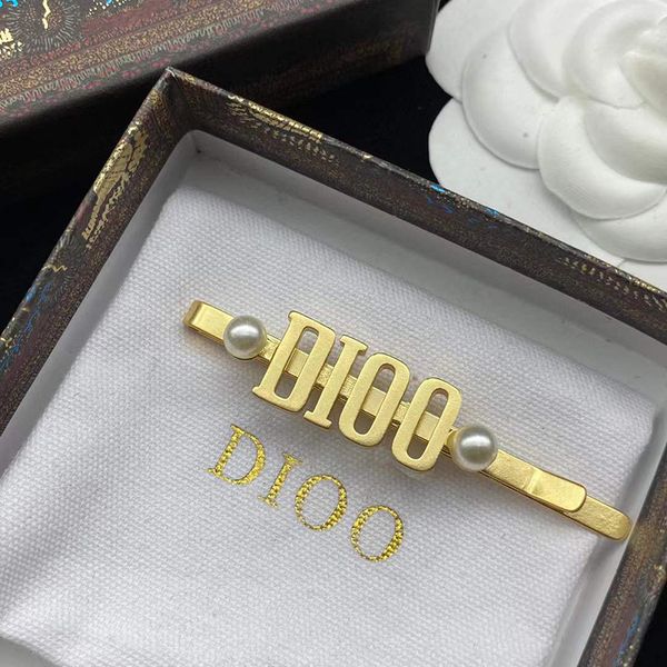 2022 luxury d-letter women hair clips gold 18k plated quality letter designers barrettes with 2 pearl hair jewelry clip d087, Golden;silver
2022 luxury d-letter women hair clips gold 18k plated quality letter designers barrettes with 2 pearl hair jewelry clip d087, Golden;silver