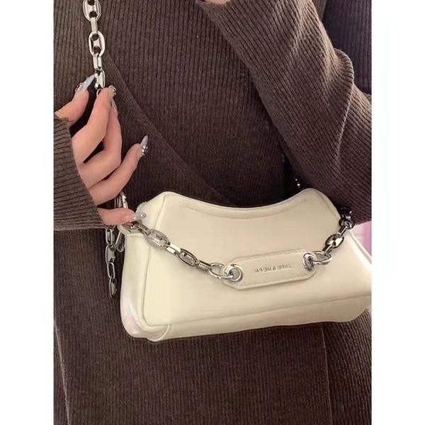 high-quality texture niche bag 2022 popular new all-match messenger bag summer one-shoulder underarm small square bags, Black;red
high-quality texture niche bag 2022 popular new all-match messenger bag summer one-shoulder underarm small square bags, Black;red
