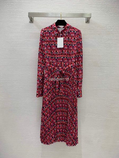 casual dresses in early spring, the waist closed and slim, whole body covered with v-shaped contrast printing, buckle placket pleated, Black;gray
casual dresses in early spring, the waist closed and slim, whole body covered with v-shaped contrast printing, buckle placket pleated, Black;gray