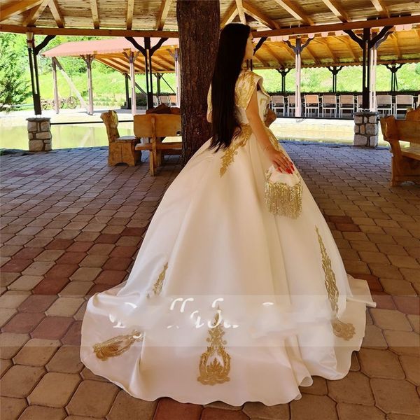 white satin caftan evening dresses plus size 2022 off shoulder gold lace applique arabic prom gowns, Black;red
white satin caftan evening dresses plus size 2022 off shoulder gold lace applique arabic prom gowns, Black;red