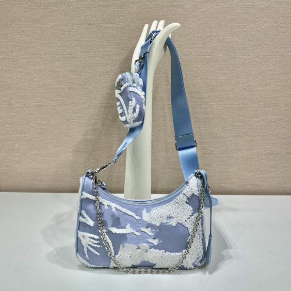 evening bag embroidered three-in-one handbag interprets iconic style. floral embroidery creates a striking 3d effect, measuring 22x high 18x
evening bag embroidered three-in-one handbag interprets iconic style. floral embroidery creates a striking 3d effect, measuring 22x high 18x