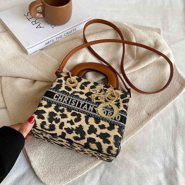 2022 new designer handbags messenger texture single shoulder fashion trend hand printed
2022 new designer handbags messenger texture single shoulder fashion trend hand printed