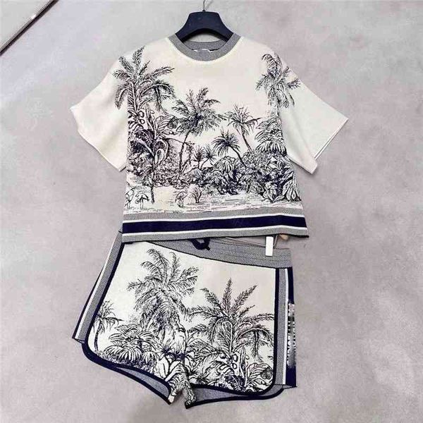 2022 summer leisure sports suit women's short sleeved shorts two piece print loose edition, White
2022 summer leisure sports suit women's short sleeved shorts two piece print loose edition, White