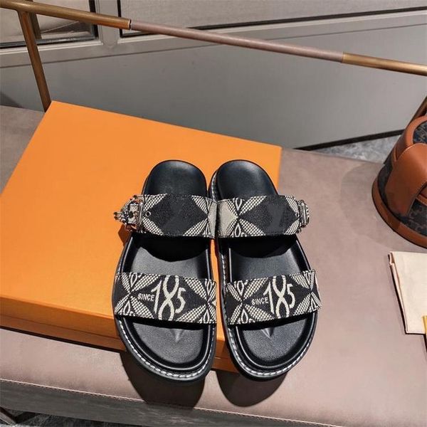spring 2021 and summer women's new slippers luxury letter decoration water dyed cow leather lining rubber sole size 35-40, Black
spring 2021 and summer women's new slippers luxury letter decoration water dyed cow leather lining rubber sole size 35-40, Black