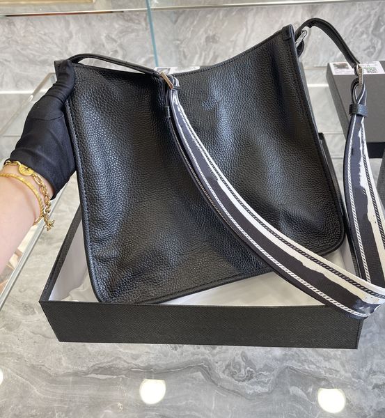 classic fashion bag designer cow leather fresh simple elegant novel exquisite one shoulder messenger square bag
classic fashion bag designer cow leather fresh simple elegant novel exquisite one shoulder messenger square bag
