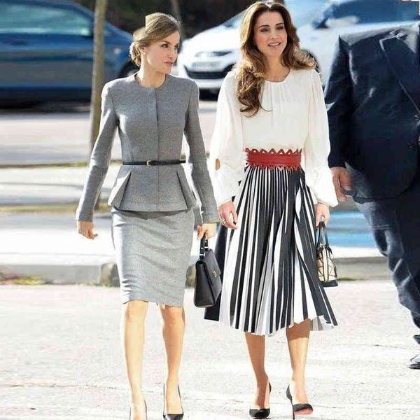 women's two piece pants fashionable and creative long sleeved white + black contrast striped pleated skirt two piece set for women
women's two piece pants fashionable and creative long sleeved white + black contrast striped pleated skirt two piece set for women