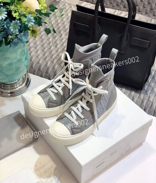 2022 new arrival fashion boots mens womens casual shoe sneakers genuine leather bee embroidered red green yr210404, Black
2022 new arrival fashion boots mens womens casual shoe sneakers genuine leather bee embroidered red green yr210404, Black