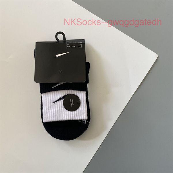 classic fashion men socks hook brand color stitched men's women's long tube sports training sock street couple middle tubes luxury, Black
classic fashion men socks hook brand color stitched men's women's long tube sports training sock street couple middle tubes luxury, Black