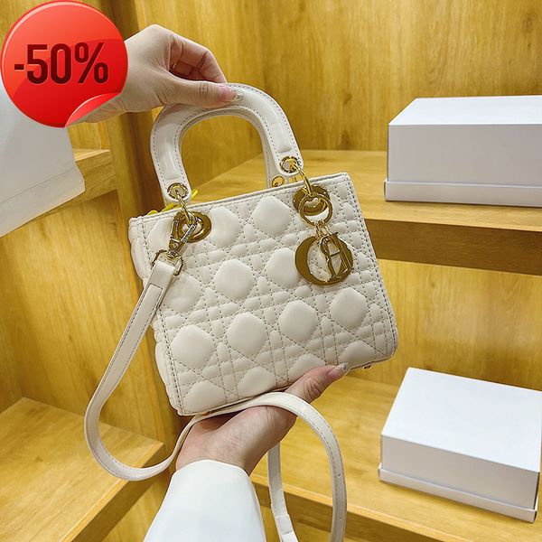 the factory directly bag female xiaoxiangfeng daifei 2022 new light luxury msenger classic foreign style portable one shoulder women's
the factory directly bag female xiaoxiangfeng daifei 2022 new light luxury msenger classic foreign style portable one shoulder women's