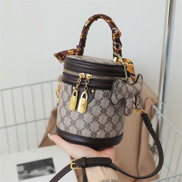 old women's spring and autumn personalized portable oblique cross small commuter single cylinder 70% off wholesale sales