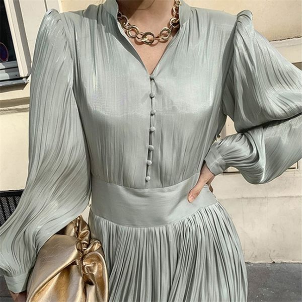 ewq 2021 spring female new stand collar single breasted solid color long lantern sleeve minimalist pleated a line dress 210319, Black;gray
ewq 2021 spring female new stand collar single breasted solid color long lantern sleeve minimalist pleated a line dress 210319, Black;gray