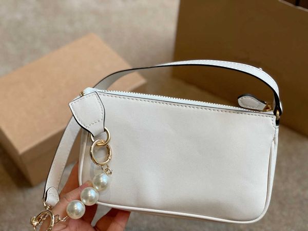white mahjong bag daisy embroidery is pure and lovely collocation pearl chain wholesale handbags luxury goods
white mahjong bag daisy embroidery is pure and lovely collocation pearl chain wholesale handbags luxury goods