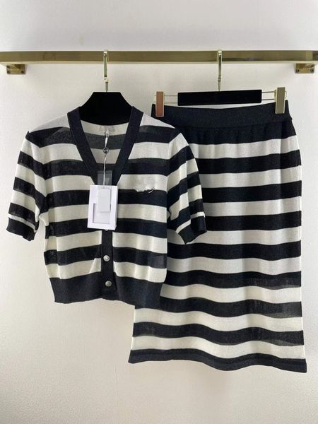 luxury women's two piece dress 2022 summer autumn o neck short sleeve print sweater and skirts brand same style designer clothing 06211, White
luxury women's two piece dress 2022 summer autumn o neck short sleeve print sweater and skirts brand same style designer clothing 06211, White