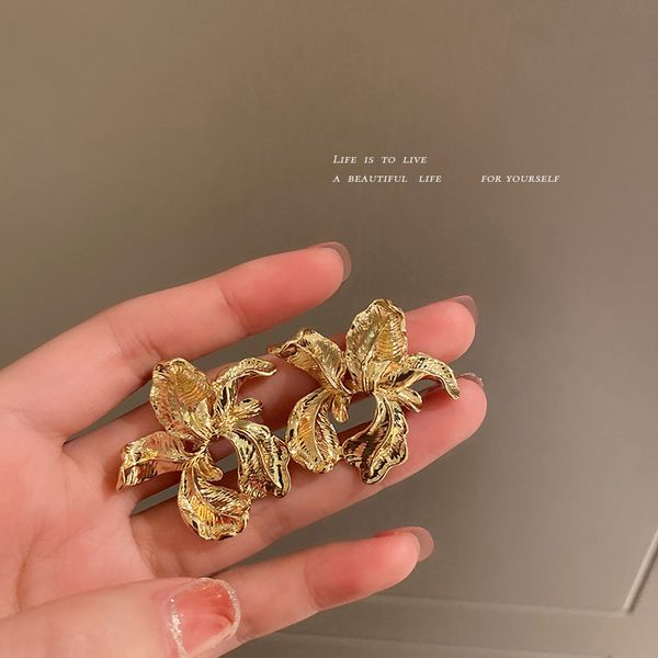 925 silver needle irregular golden flower stud earrings french retro metal cold style korean online influencer earrings women
925 silver needle irregular golden flower stud earrings french retro metal cold style korean online influencer earrings women