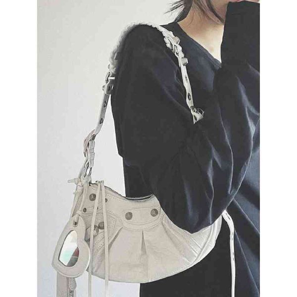 hongwu xiaoli same heavy industry rivet locomotive single shoulder diagonal span bag crescent small model
hongwu xiaoli same heavy industry rivet locomotive single shoulder diagonal span bag crescent small model