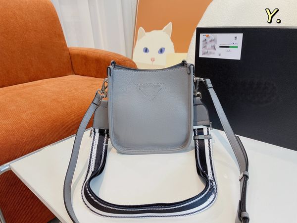 designer shoulder bag women's messenger bag two shoulder straps size 19 cm distribution box
designer shoulder bag women's messenger bag two shoulder straps size 19 cm distribution box