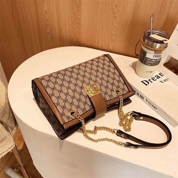 factory discount 66% off hong kong genuine letter printing one shoulder chain tote women's autumn and winter messenger bag 2022 new sty
factory discount 66% off hong kong genuine letter printing one shoulder chain tote women's autumn and winter messenger bag 2022 new sty